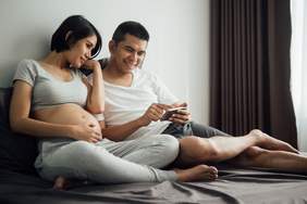 Khí hư khi mang thai: Thay đổi về màu sắc và kết cấu